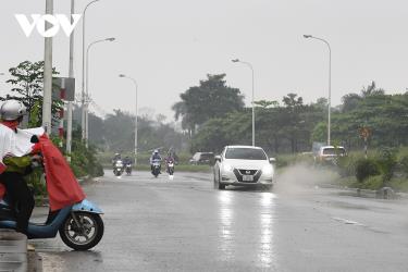 Nên chạy chậm, hạn chế phanh - ga hay đánh lái đột ngột.