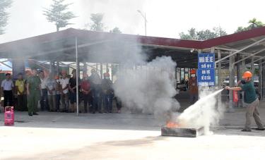 Phòng Cảnh sát PCCC & CNCH Công an tỉnh hướng dẫn các tiểu thương tại chợ Bến Đò (thành phố Yên Bái) diên tập thực hành sử dụng các phương tiện chữa cháy tại chỗ để dập tắt đám cháy khi có tình huống xảy ra.