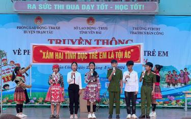 Trên 600 học sinh của huyện Trạm Tấu được tuyên truyền các kiến thức về kỹ năng phòng, chống tảo hôn, bạo lực, xâm hại cho trẻ em.