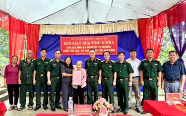 Lãnh đạo đại diện Quân khu 2 và huyện Yên Bình trao hỗ trợ và chia vui cùng gia đình bà Nghiên.
