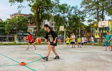 Lớp học bóng rổ tại Trung tâm Hoạt động thanh thiếu nhi tỉnh thu hút đông đảo các em thiếu niên, nhi đồng tham gia trong dịp hè.