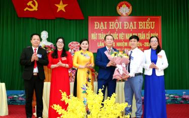 Lãnh đạo Đảng ủy thị trấn Cổ Phúc tặng hoa chúc mừng Ủy ban MTTQ thị trấn Cổ Phúc tại Đại dafabet nhiệm kỳ 2024-2029.