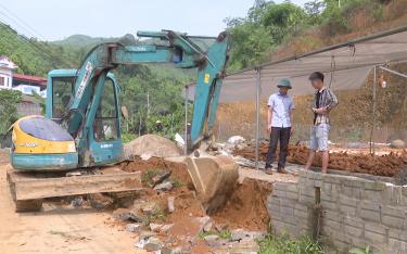 MTTQ xã Đại Phác, huyện Văn Yên vận động người dân hiến đất mở rộng đường giao thông nông thôn.