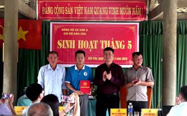 Đồng chí Nguyễn Minh Toàn - Ủy viên Ban Thường vụ Tỉnh ủy, Chủ nhiệm Ủy ban Kiểm tra Tỉnh ủy dự sinh hoạt và tặng quà cho Chi bộ bản Vãn.