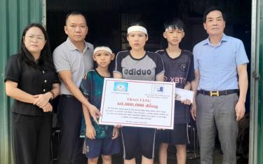 Lãnh đạo huyện Yên Bình cùng đại diện Hội cựu sinh viên Đại học Xây dựng Hà Nội tại Yên Bái trao hỗ trợ 60 triệu đồng làm nhà mới cho gia đình nạn nhân Nông Văn Thuật ở xã Xuân Lai