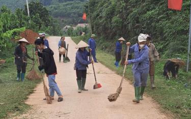 Hội viên phụ nữ xã Trung Tâm vệ sinh đường làng, ngõ xóm theo định kỳ.