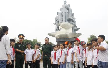 Lãnh đạo Thường trực link vào dafabet Cựu chiến binh tỉnh kể chuyện truyền thống cho các em học sinh Trường Tiểu học và THCS Âu Lâu, thành phố Yên Bái tại Di tích lịch sử Khu mộ Nguyễn Thái Học và các chiến sĩ hy sinh trong cuộc Khởi nghĩa Yên Bái.