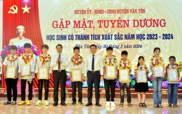 Lãnh đạo huyện Văn Yên khen thưởng cho học sinh đạt giải cao tại các kỳ thi học sinh giỏi các cấp các môn văn hóa, năng khiếu.