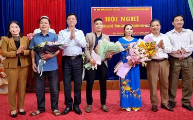 Lãnh đạo Hội Nông dân tỉnh và Sở Tư pháp tặng hoa chúc mừng lễ ra mắt Câu lạc bộ “Nông dân với pháp luật” xã Đại Lịch, huyện Văn Chấn.