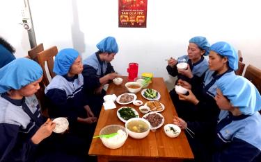 Bữa ăn ca công đoàn cho cán bộ, công nhân, người lao động của Công ty Hương gia vị Sơn Hà .
