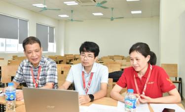 Thầy cô tại một Hội đồng phỏng vấn Xét tuyển tài năng diện 1.3 của Đại học Bách khoa Hà Nội trao đổi, tư vấn trực tuyến với thí sinh