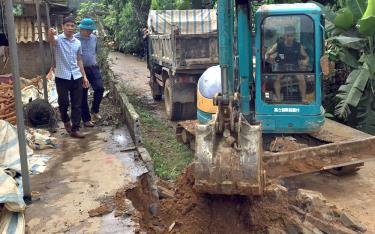 Học và làm theo Bác, nhân dân xã Đại Phác, huyện Văn Yên tích cực và trách nhiệm tham gia phong trào dịch rào, hiến đất làm đường.