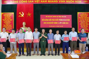 Ban tổ chức lớp học trao giấy chứng nhận cho các học viên đạt loại giỏi.