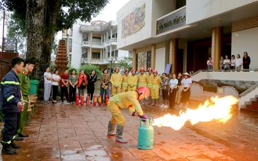 Bảo tàng tỉnh và Thư viện tỉnh Yên Bái phối hợp với Phòng Cảnh sát Phòng cháy chữa cháy và Cứu nạn cứu hộ, Công an tỉnh Yên Bái tổ chức tập huấn phương án chữa cháy và cứu nạn, cứu hộ cho cán bộ, viên chức.