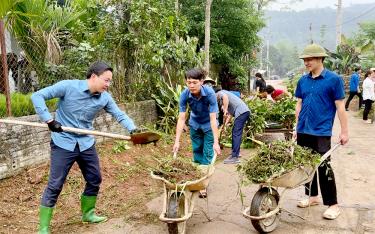 Bí thư Huyện ủy, Chủ tịch HĐND huyện Yên Bình An Hoàng Linh cùng các cán bộ, đảng viên và nhân dân tham gia chỉnh trang khu dân cư, dọn vệ sinh môi trường tại xã Bảo Ái. 

