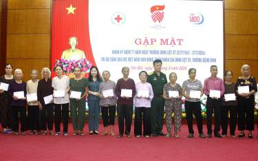 Đồng chí Vũ Thị Hiền Hạnh - Phó Chủ tịch UBND tỉnh cùng Thường trực Hội HTGĐLS Việt Nam tặng quà Mẹ VNAH và các gia đình thân nhân liệt sĩ, thương bệnh binh.