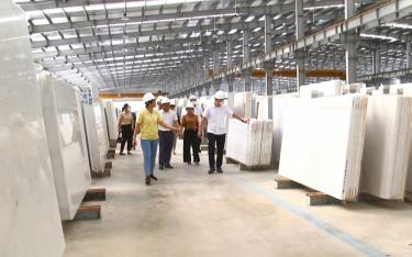 Yen Binh District leaders inspect the production activities of Bao Lai White Stone One Member Limited Liability Company in Thinh Hung Commune, Yen Binh District.