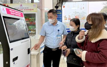 Van Yen District Medical Center guides local residents in using smart medical kiosks to reduce registration time for medical examination and treatment.
