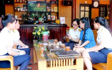 A tax officer in Yen Bai provides guidance to household businesses on using the eTax Mobile application.
