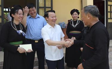 Đồng chí Đỗ Đức Duy - nguyên Bí thư Tỉnh ủy nay là Bộ trưởng Bộ Nông nghiệp và Môi trường gặp gỡ, trao đổi với ông Vi Đình Vân và các đảng viên trong Chi bộ thôn Thủy Văn, xã Phan Thanh.