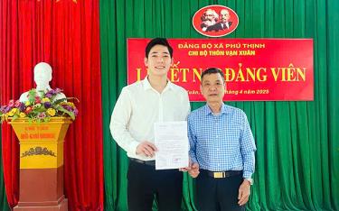 Lãnh đạo Chi bộ thôn Vạn Xuân trao quyết định kết nạp cho đảng viên mới.
