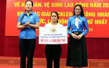 Lãnh đạo LĐLĐ tỉnh và huyện Yên Bình trao hỗ trợ xây dựng nhà “Mái ấm công đoàn” cho cô giáo Nông Thị Hồng Chuyên, đoàn viên công đoàn Trường Tiểu học và Trung học cơ sở xã Tân Nguyên.