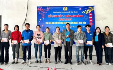 Đồng chí Nguyễn Chương Phát - Chủ tịch LĐLĐ tỉnh tặng quà cho các đoàn viên có hoàn cảnh khó khăn Khu Công nghiệp Minh Quân nhân “Tết sum vầy” Xuân 2025.