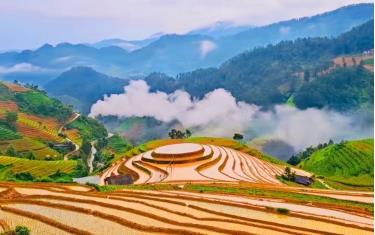 Mù Cang Chải mùa nước đổ đẹp say đắm lòng người.