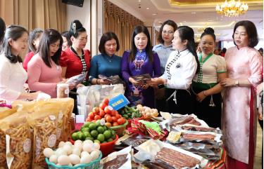 Chủ tịch Hội LHPN tỉnh Nguyễn Thị Bích Nhiệm (đứng giữa) trao đổi với chị em phụ nữ về quảng bá, giới thiệu sản phẩm nông sản do chị em làm ra.