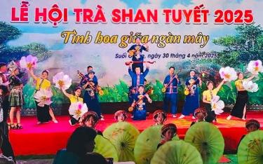Các tiết mục văn nghệ đặc sắc do các đội văn nghệ quần chúng biểu diễn, giới thiệu vẻ đẹp truyền thống của đồng bào dân tộc Mông.