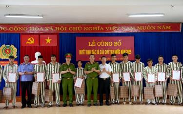 Lãnh đạo Công an tỉnh trao Quyết định đặc xá cho các phạm nhân tại Trại Tạm giam Công an tỉnh