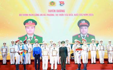 Thượng úy Đặng Đình Đăng (bên trái) vinh dự là đại diện tuổi trẻ lực lượng Công an tỉnh được Bộ Công an tuyên dương thanh niên Công an xã, phường, thị trấn tiêu biểu, xuất sắc năm 2025.