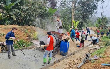 Nhân dân xã Tân Lĩnh chung sức làm đường giao thông nông thôn.