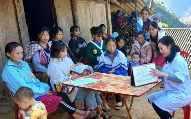 Cán bộ Trạm Y tế xã Làng Nhì, huyện Trạm Tấu tư vấn chăm sóc sức khỏe cho người dân thôn Chống Tầu.