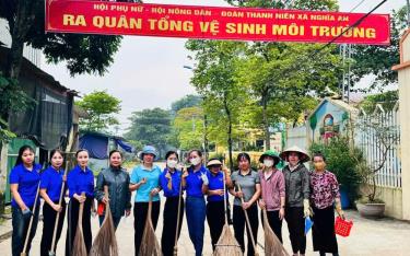 Hội Phụ nữ xã Nghĩa An ra quân tổng vệ sinh đường làng ngõ xóm.