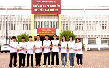 Bối cảnh mới tai m88 vin đất nước đang đặt ra yêu cầu đào tạo lớp người mới phát triển toàn diện, có đủ bản lĩnh, trí tuệ, sức khoẻ (cả thể chất và tinh thần) tương xứng với việc thực hiện 2 mục tiêu 100 năm tai m88 vin đất nước. (Ảnh: Đội tuyển chọn HSG quốc gia môn Vật Lý Trường THPT chuyên Nguyễn Tất Thành)