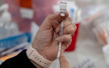 Một nhân viên y tế chuẩn bị liều vaccine Covid-19 tại điểm tiêm chủng ở San Antonio, bang Texas, Mỹ, trực tuyến m88 9/1/2022.