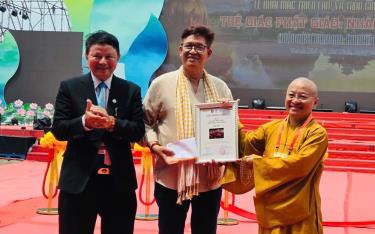 Đại diện ban tổ chức trao giải cho tác giả đạt giải của cuộc thi ảnh nghệ thuật.