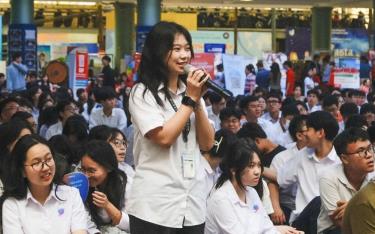 Học sinh Trường THCS và THPT Nguyễn Tất Thành chia sẻ những băn khoăn trong việc lựa chon ngành học và định hướng tương lai.
