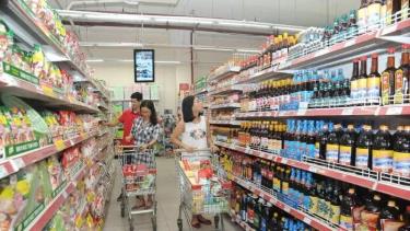 Người dân mua sắm tại hệ thống siêu thị Coopmart.