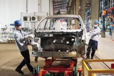 Sản xuất lắp ráp ô tô tại nhà máy của Công ty Ford Việt Nam (liên doanh giữa Tập đoàn Ô tô Ford Hoa Kỳ và Công ty Diesel Sông Công).
