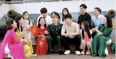 Ông Nguyễn Đăng Khoa kể lại những năm tháng chiến đấu hào hùng của quân và dân ta cho con cháu nghe.