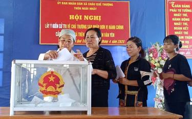 Người dân thôn Ngòi Nhầy, xã Châu Quế Thượng, huyện Văn Yên bỏ phiếu tham gia ý kiến vào 2 đề án.