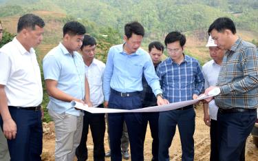 Phó Chủ tịch Thường trực UBND tỉnh Nguyễn Thế Phước kiểm tra tiến độ thực hiện Dự án Đường kết nối Mường La (Sơn La), Than Uyên, Tân Uyên (Lai Châu), Mù Cang Chải, Văn Chấn, Văn Yên (Yên Bái) với đường cao tốc Nội Bài - Lào Cai (IC15).