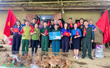Thành đoàn Yên Bái, Chi đoàn Cơ quan Bộ Tư lệnh Cảnh sát cơ động tại Tây Bắc và Liên chi đoàn Cảnh sát cơ động 3 trao hỗ trợ cho gia đình cựu chiến binh Đỗ Văn Đàm ở tổ 3, phường Yên Thịnh.
