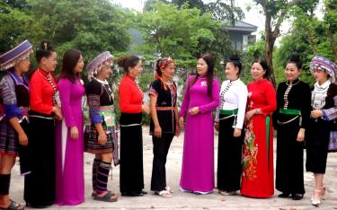 Lãnh đạo Hội LHPN tỉnh trao đổi với cán bộ, hội viên phụ nữ về phát huy vai trò của phụ nữ trong kỷ nguyên mới.