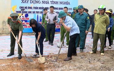 Các đại biểu thực hiện nghi thức khởi công xây dựng Nhà tình nghĩa tại xã Tuy Lộc, thành phố Yên Bái.