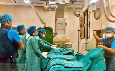 Các bác sĩ can thiệp tim mạch cho bệnh nhân trong phòng Cathleb.