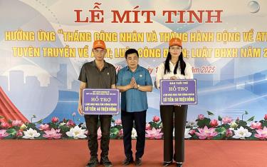 Lãnh đạo LĐLĐ đăng nhập dafabet trao kinh phí hỗ trợ nhà ở cho đoàn viên công đoàn thành phố.