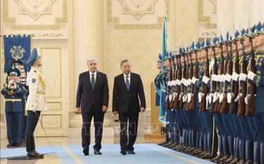 Tổng Bí thư Tô Lâm và Tổng thống Kazakhstan Kassym-Jomart Tokayev duyệt Đội danh dự tại Lễ đón.